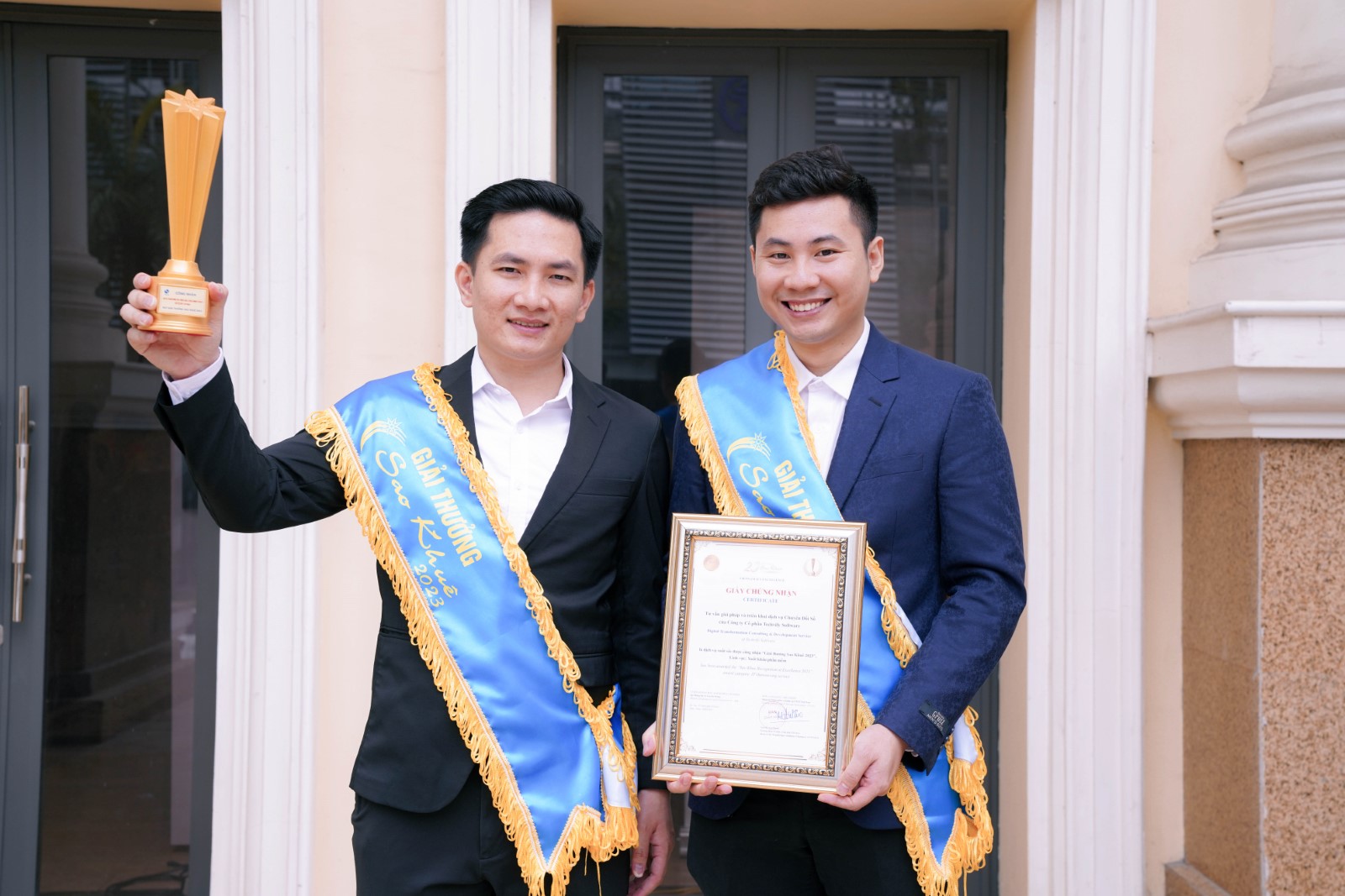 CEO Nguyen Xuan Hieu receiving the award