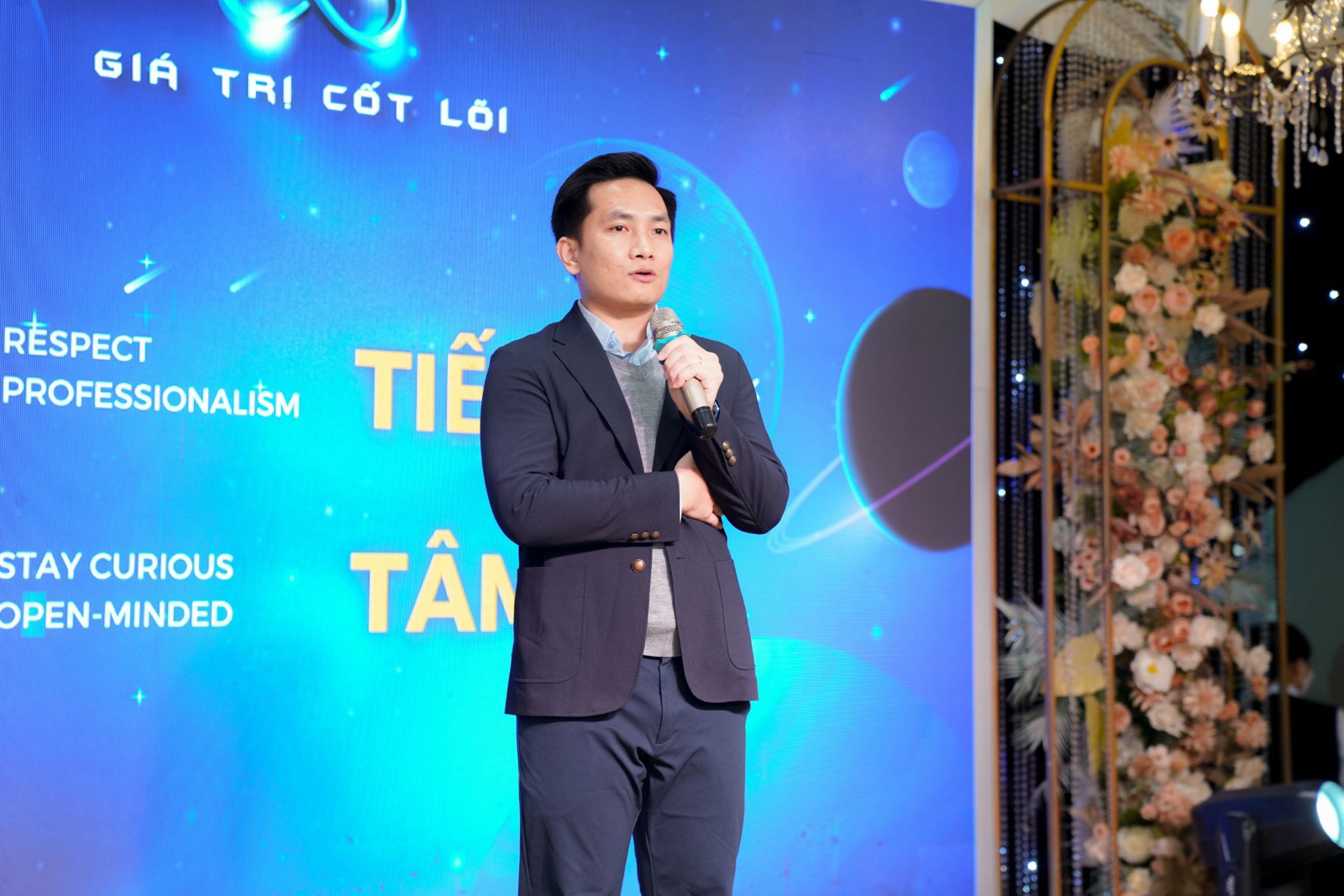 CEO Nguyen Xuan Hieu speaking at the event